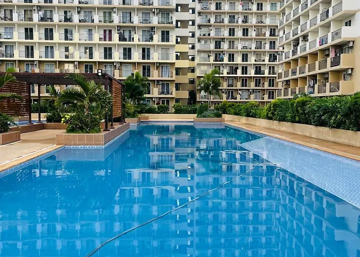 J&j Mactan With Netflix, Pool & Paid Parking Apartment *